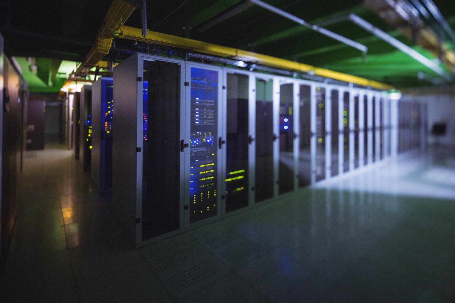 Hallway with a row of servers Depositphotos_126938946_l-2015