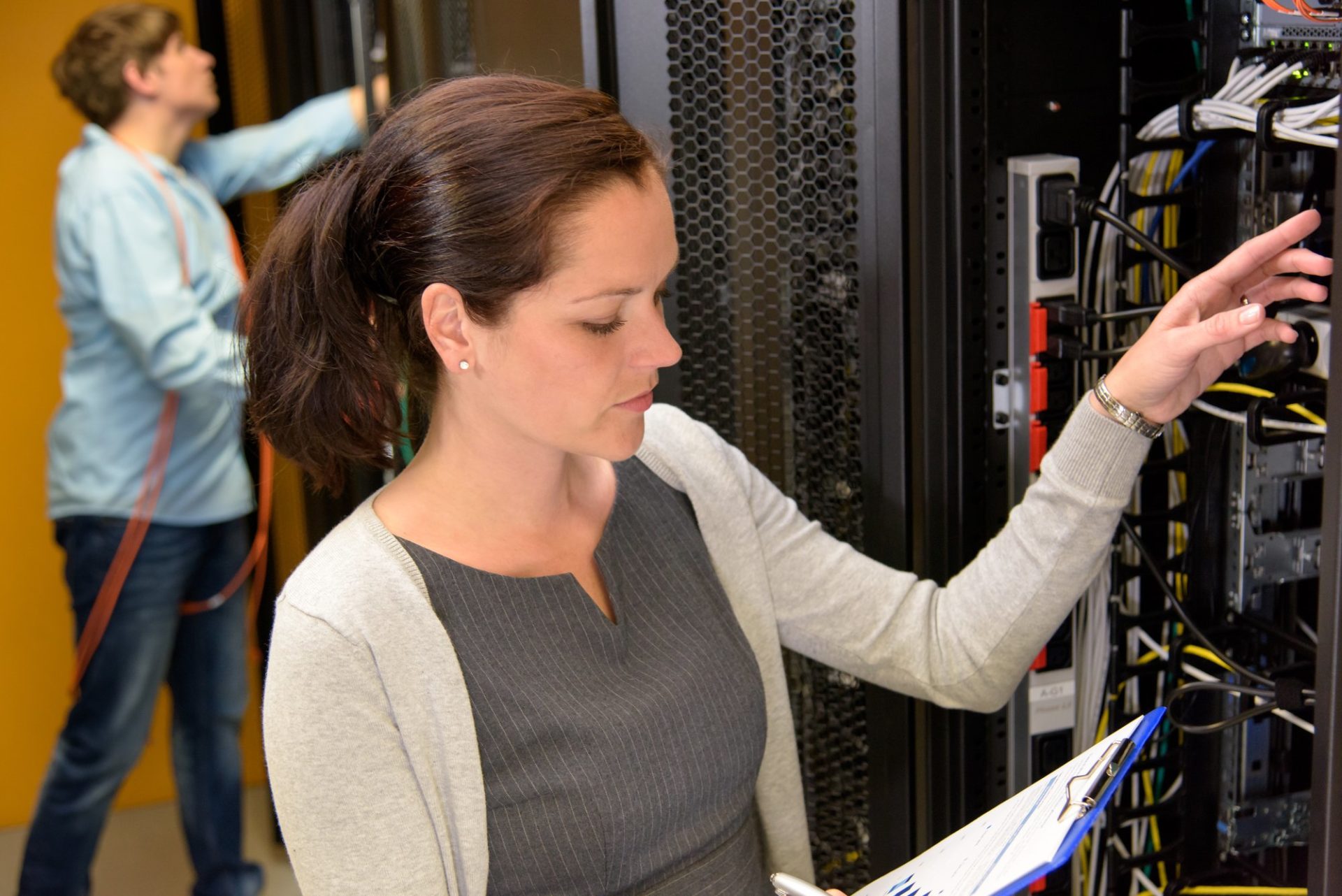 Woman datacenter manager Depositphotos_80022096_l-2015